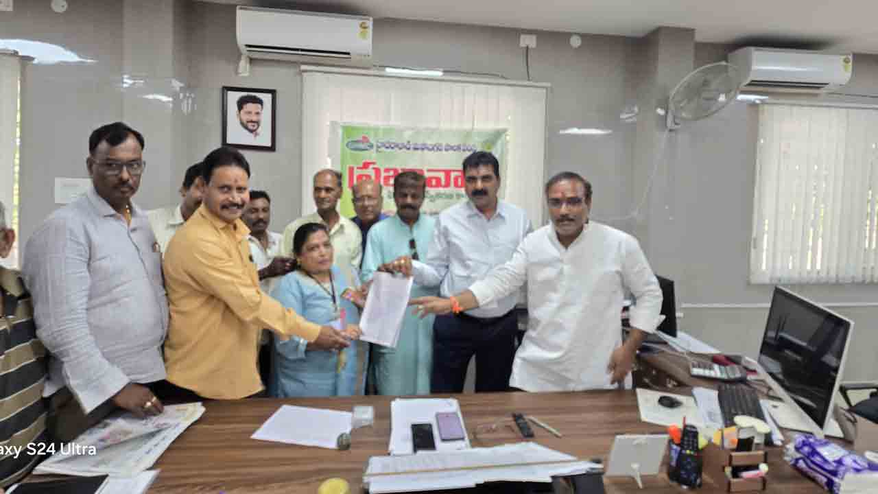 Bribe | లంచం ఎందుకు ఇవ్వాలి.. ప్రజావాణిలో డీసీని నిలదీసిన మహిళలు