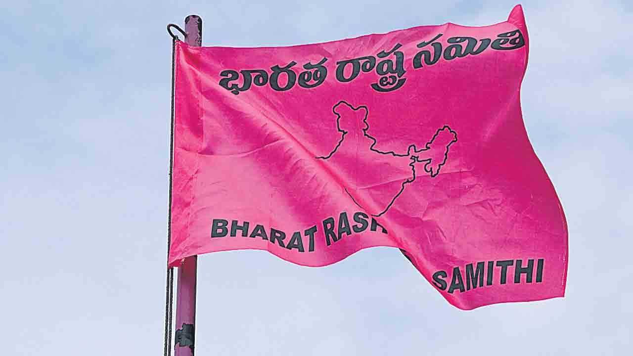 ఒకే ఈడోళ్లం…