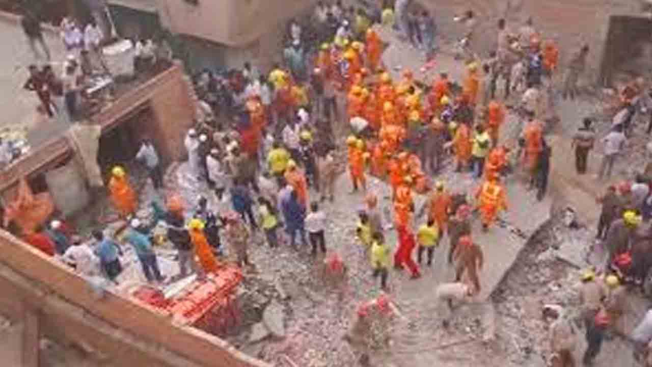 ఢిల్లీలో కూలిన భవనం 11 మంది దుర్మరణం