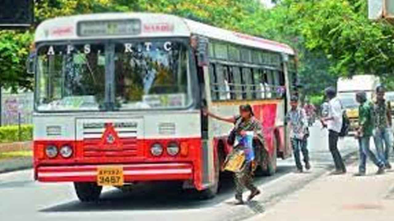 నిజాయితీ చాటుకున్న ఆర్టీసీ కండక్టర్‌