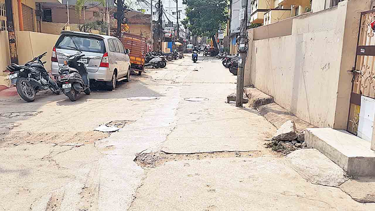 Gadwal Vijayalakshmi | మేయర్‌ శంకుస్థాపన చేసినా.. రెండు నెలలుగా పెండింగ్‌లోనే రోడ్డు పనులు