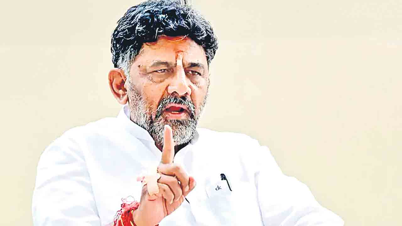 DK Shivakumar | సీఎం పీఠం ఇస్తేనేకేపీసీసీ అధ్యక్ష పదవి వీడేది.. అధిష్ఠానానికి తేల్చిచెప్పిన డీకే!