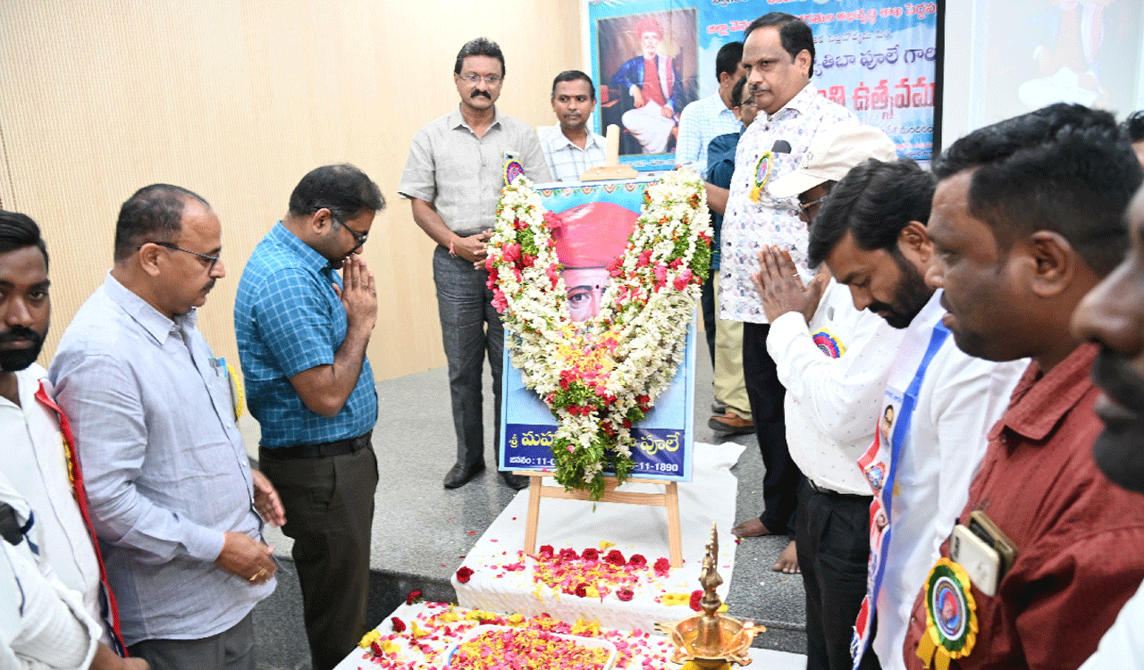 PEDDAPALLY | చదువు ప్రాముఖ్యతను చాటి చెప్పిన మహనీయులు పూలే