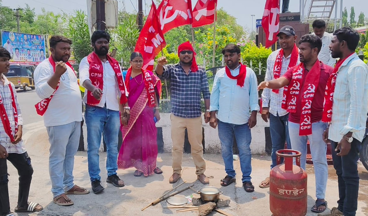 PEDDAPLLY CPM | పెంచిన గ్యాస్ ధరలను నిరసిస్తూ సీపీఎం నిరసన