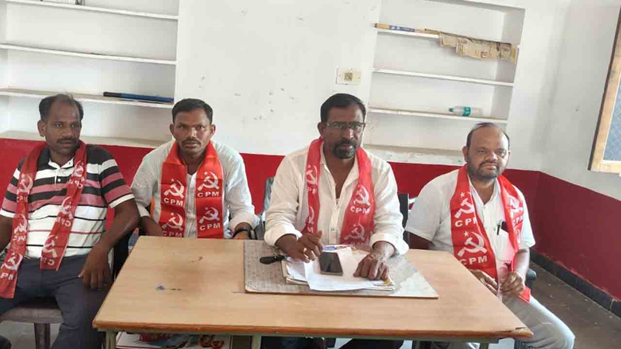CPM leaders | ఇందిరమ్మ ఇండ్లకు అనర్హులను గుర్తిస్తే ఆందోళన తప్పదు.. సీపీఎం నాయకులహెచ్చరిక