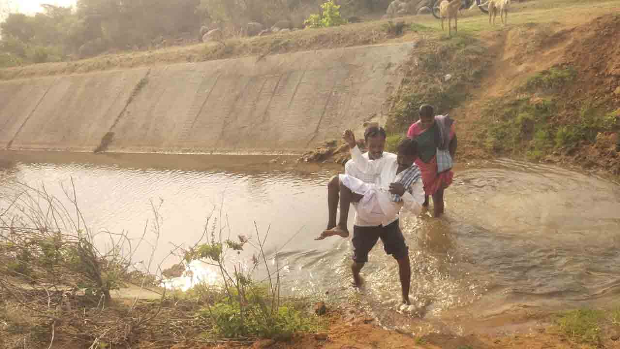 Canal Route | ఈ కాలువలు దాటాలంటే సర్కస్‌ ఫీట్లు వేయాల్సిందే