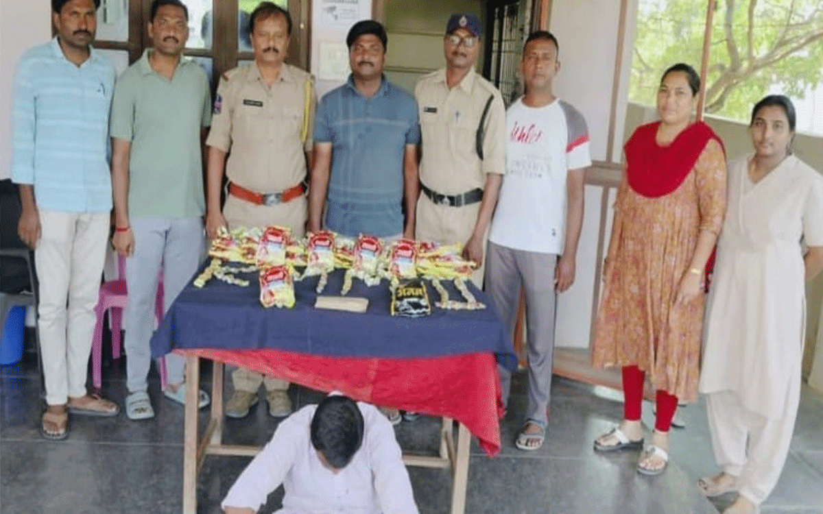 Khammam Rural : గుర్రాలపాడులో గంజాయి చాక్లెట్లు పట్టివేత