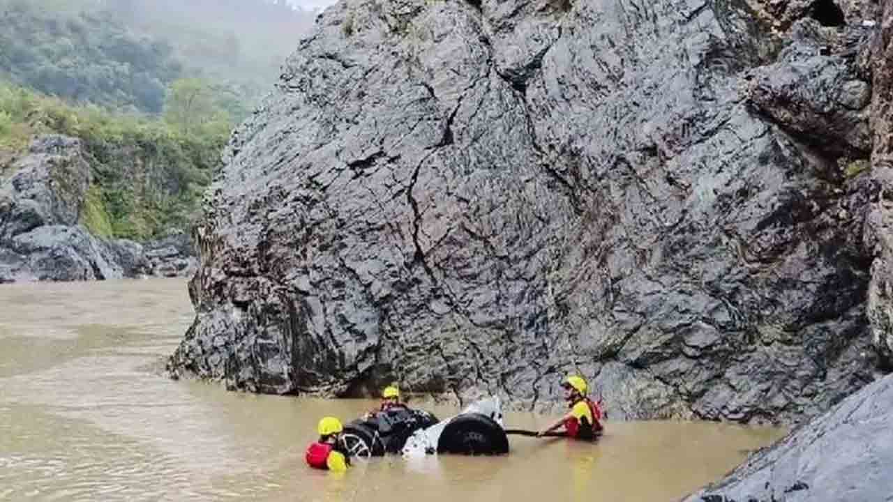 Car accident | అదుపుతప్పి నదిలోకి దూసుకెళ్లిన కారు.. ఐదుగురు దుర్మరణం