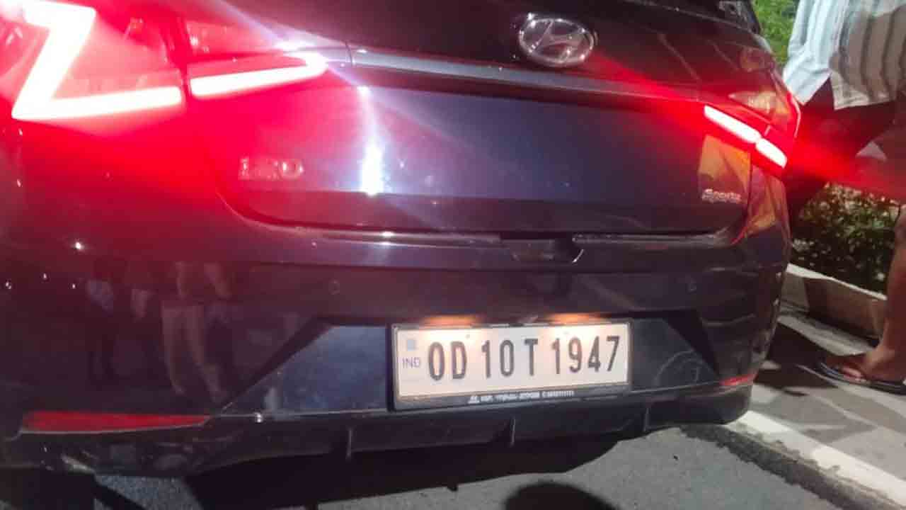 Car crash | విద్యుత్ స్తంభాన్ని ఢీ కొట్టి పల్టీ కొట్టిన కారు.. ఓఆర్‌ఆర్‌పై ఘోరప్రమాదం