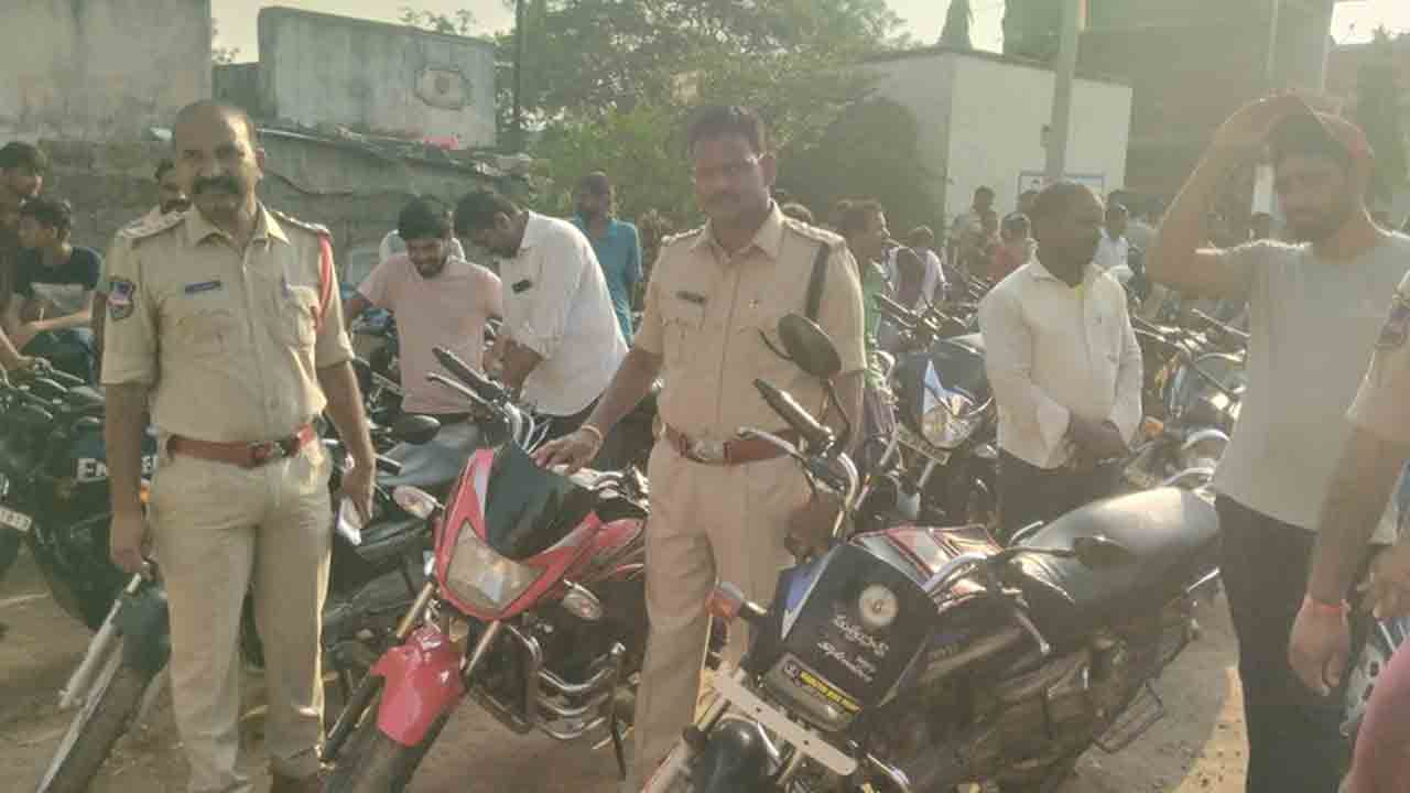 Cordon Search | నర్సాయపల్లిలో కార్డన్‌ సెర్చ్‌.. పత్రాలు లేని వాహనాలు సీజ్‌