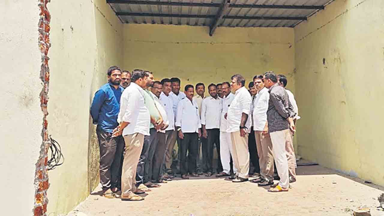 ఉపాధి కోల్పోతున్న వారిని ఆదుకోవాలి