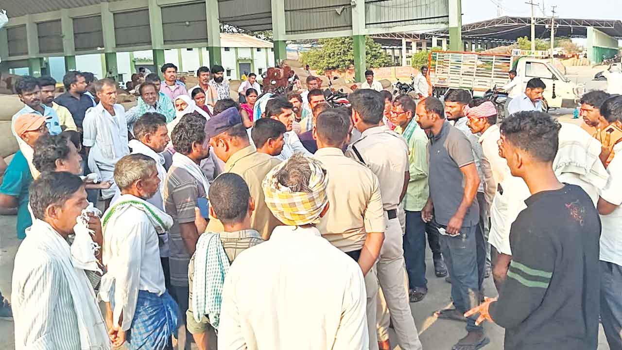 ధర తగ్గించారని మిర్చి రైతుల ఆందోళన