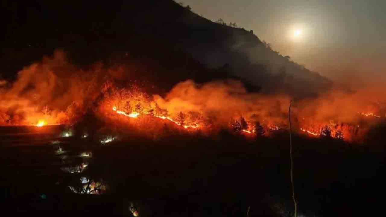 China wildfire | ఉత్తర చైనాలో కార్చిచ్చు బీభత్సం.. మంటలార్పుతున్న 3 వేల మంది