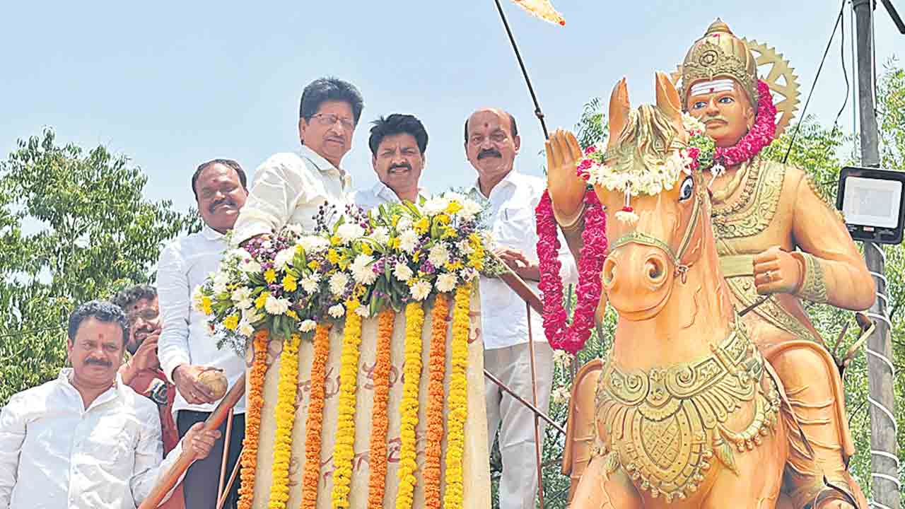బసవేశ్వరుడి మార్గంలో నడవాలి