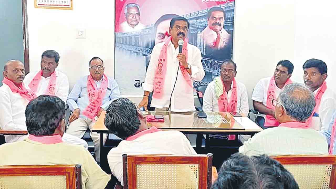 గులాబీ దండు కదలాలి