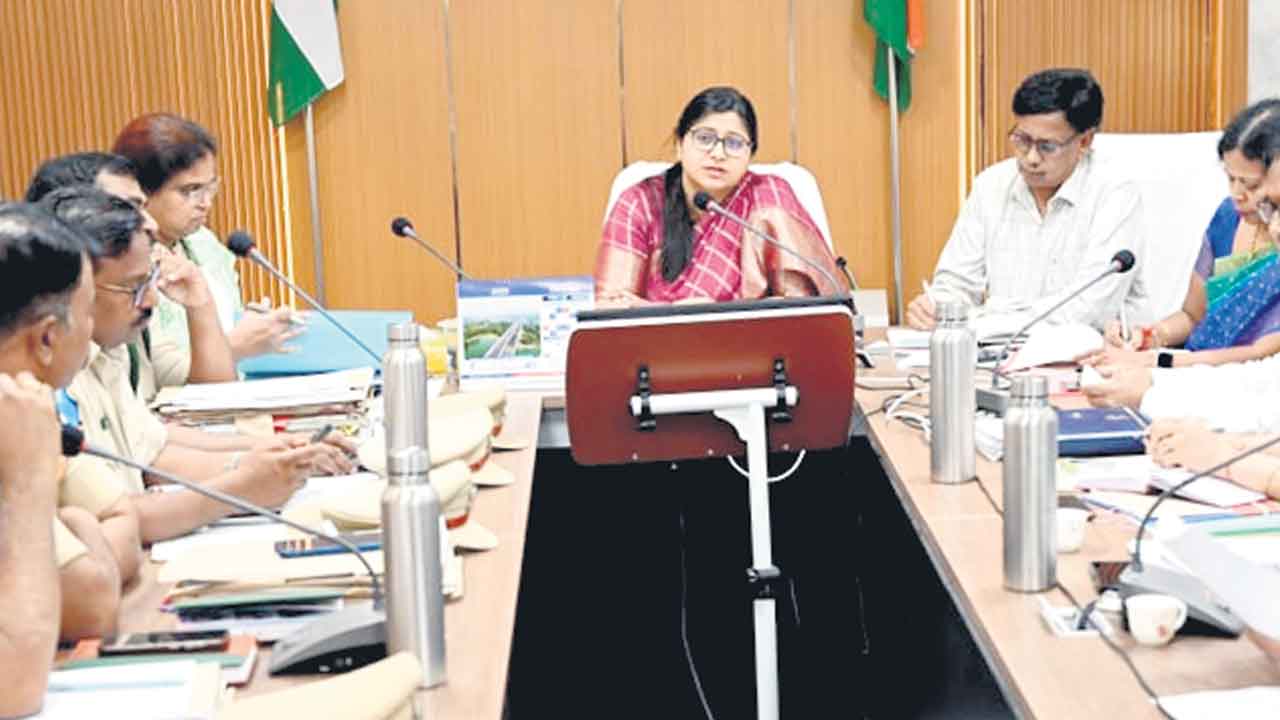 భూ వివాదాలను పరిష్కరించాలి