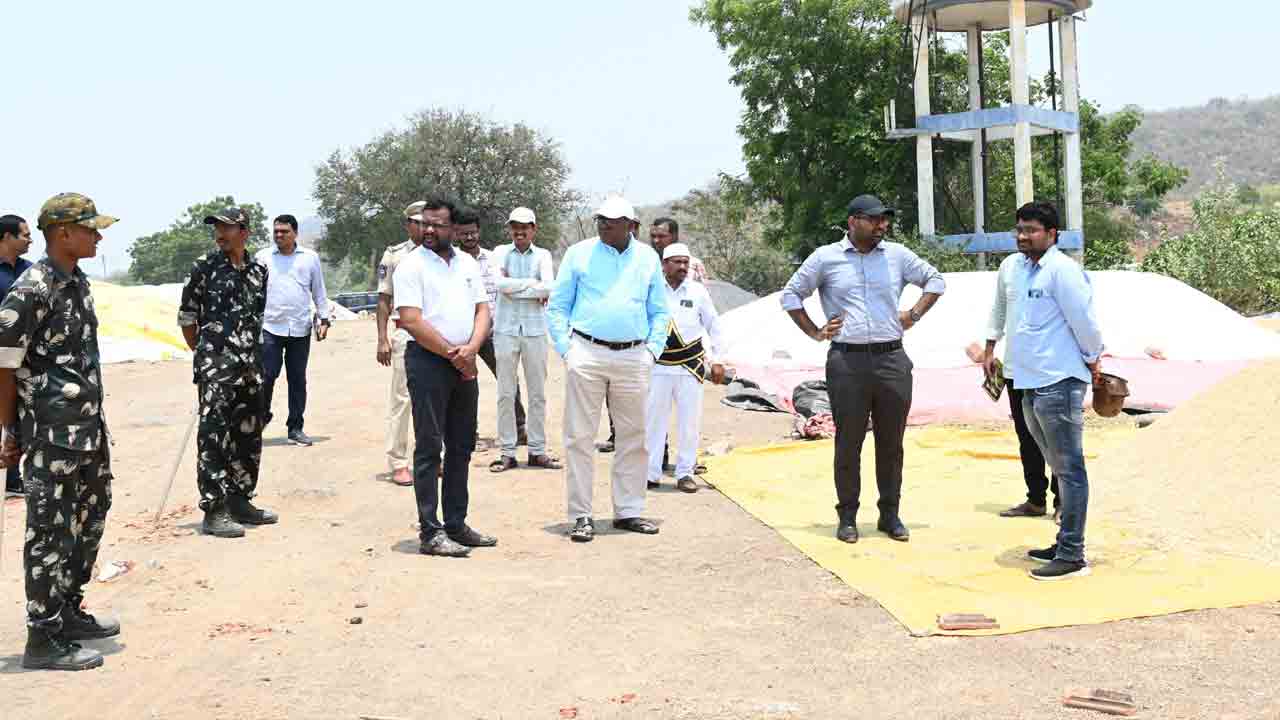 Collector Koya Sri Harsha | నాణ్యమైన ధాన్యాన్ని వెంటనే కొనుగోలు చేయాలి.. ఆకస్మిక తనిఖీలో కలెక్టర్ కోయ శ్రీ హర్ష