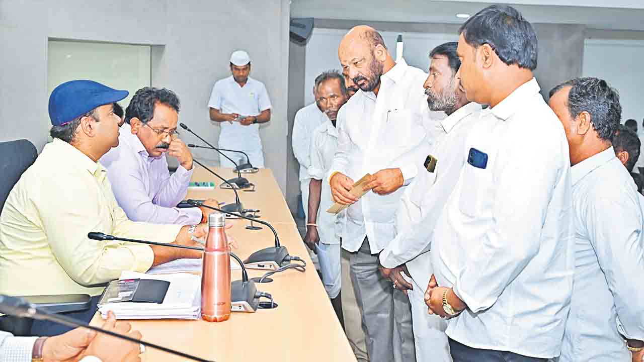 ప్రజా సమస్యలు సత్వరమే పరిషరించాలి