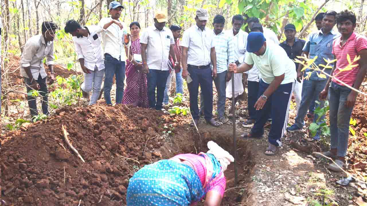 Collector Rahul Raj | ఉపాధి కూలీలతో కలిసి గడ్డపార పట్టి.. కందకాలు తవ్విన కలెక్టర్ రాహుల్‌ రాజ్‌