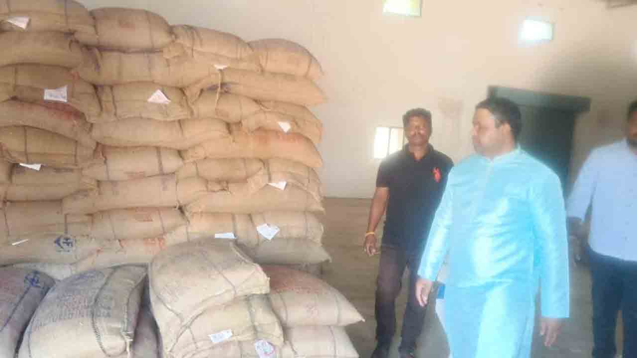 Collector Rahul Raj | సన్న బియ్యం ప్రజలకు అందే విధంగా చర్యలు తీసుకోవాలి : కలెక్టర్‌ రాహుల్ రాజ్