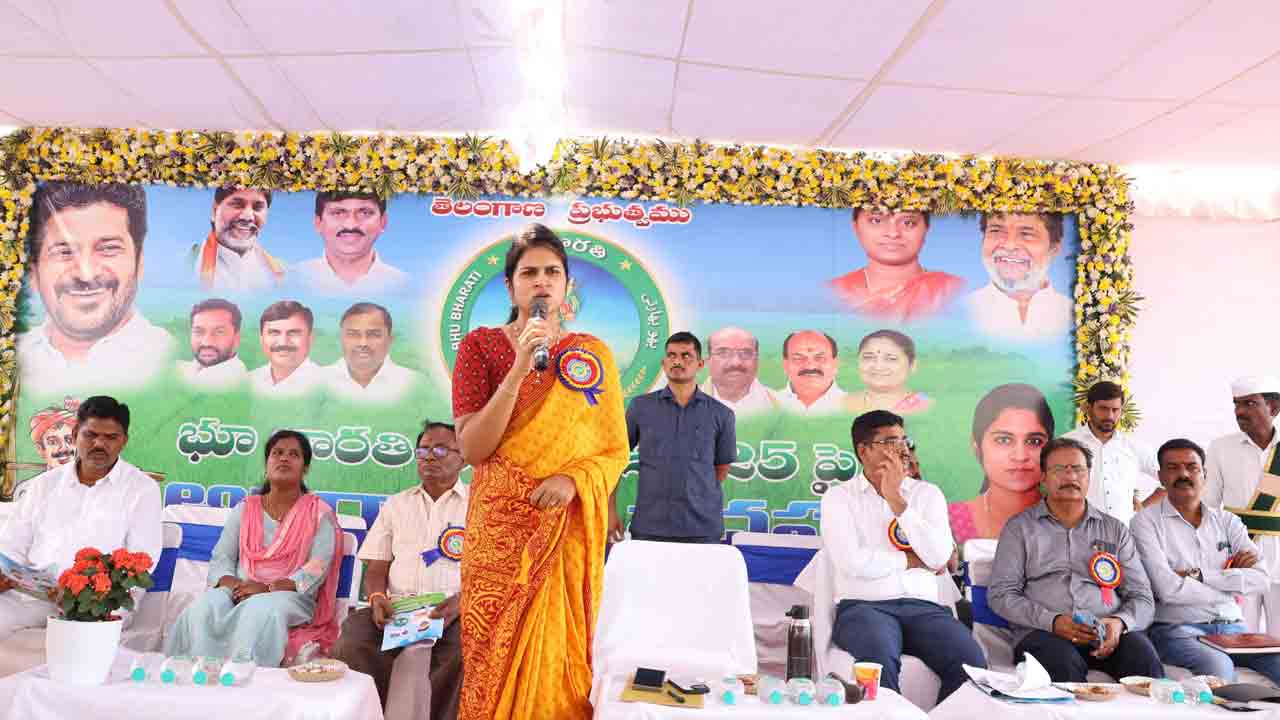 Collector Valluru Kranthi | రెవెన్యూ అధికారులే సమస్యలు పరిష్కరించేలా భూభారతి : కలెక్టర్‌ వల్లూరు క్రాంతి