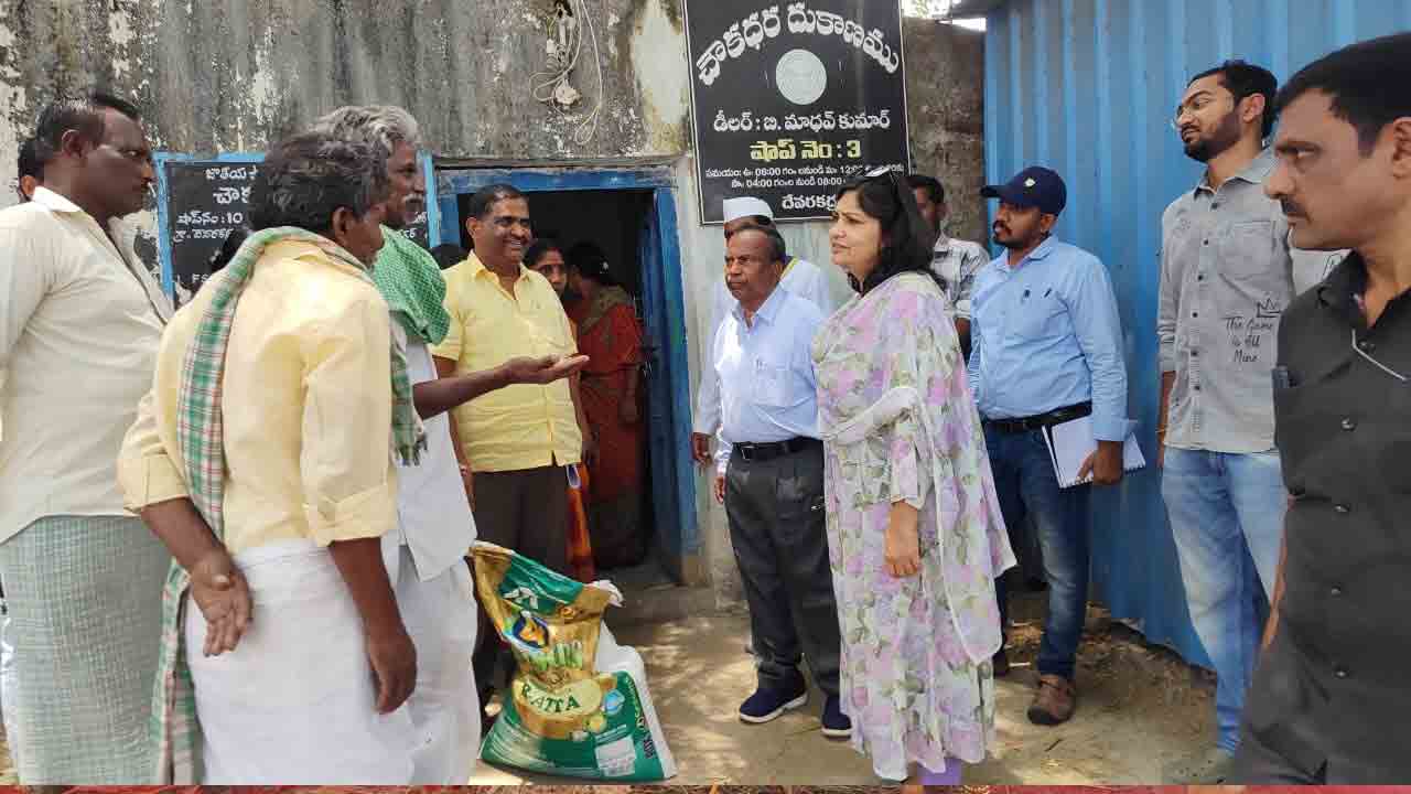 Collector Vijayendra Boyi | అవకతవకలకు పాల్పడకుండా రేషన్ బియ్యాన్ని పంపిణీ చేయాలి : కలెక్టర్ విజయేంద్ర బోయి