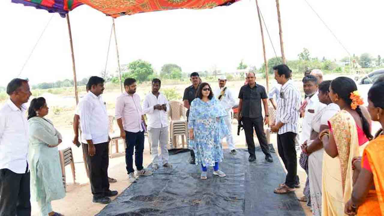 Collector Vijayendira Boi | ధాన్యం కొనుగోలు కేంద్రాల్లో కనీస సౌకర్యాలు కల్పించాలి : కలెక్టర్‌ విజయేందిర బోయి