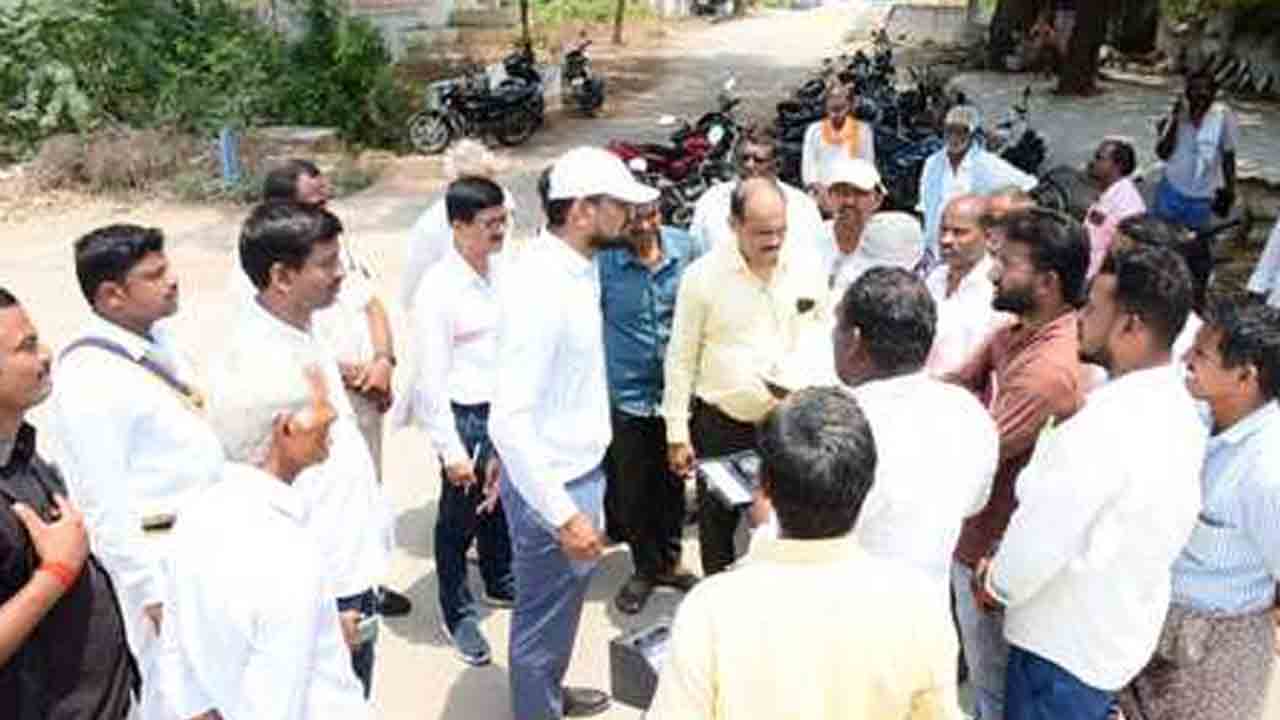 Collector Inspections | కొనుగోలు కేంద్రాన్ని తనిఖీ చేసిన కలెక్టర్‌.. సౌకర్యాలు లేకపోవడంపై ఆగ్రహం