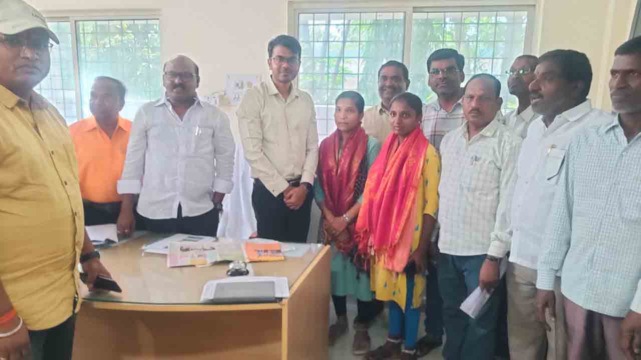 ఉత్తమ విద్యార్థులకు అడిషనల్ కలెక్టర్ శివేంద్ర ప్రతాప్‌ సన్మానం