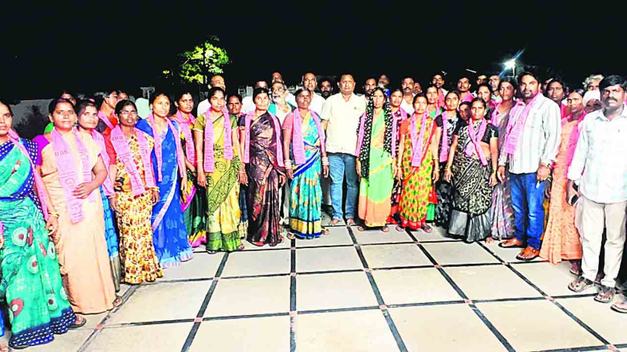 కాంగ్రెస్‌ నుంచి బీఆర్‌ఎస్‌లో 200 మంది చేరిక