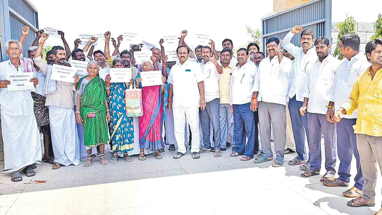 రుణమాఫీ కోసం రైతుల ఆందోళన