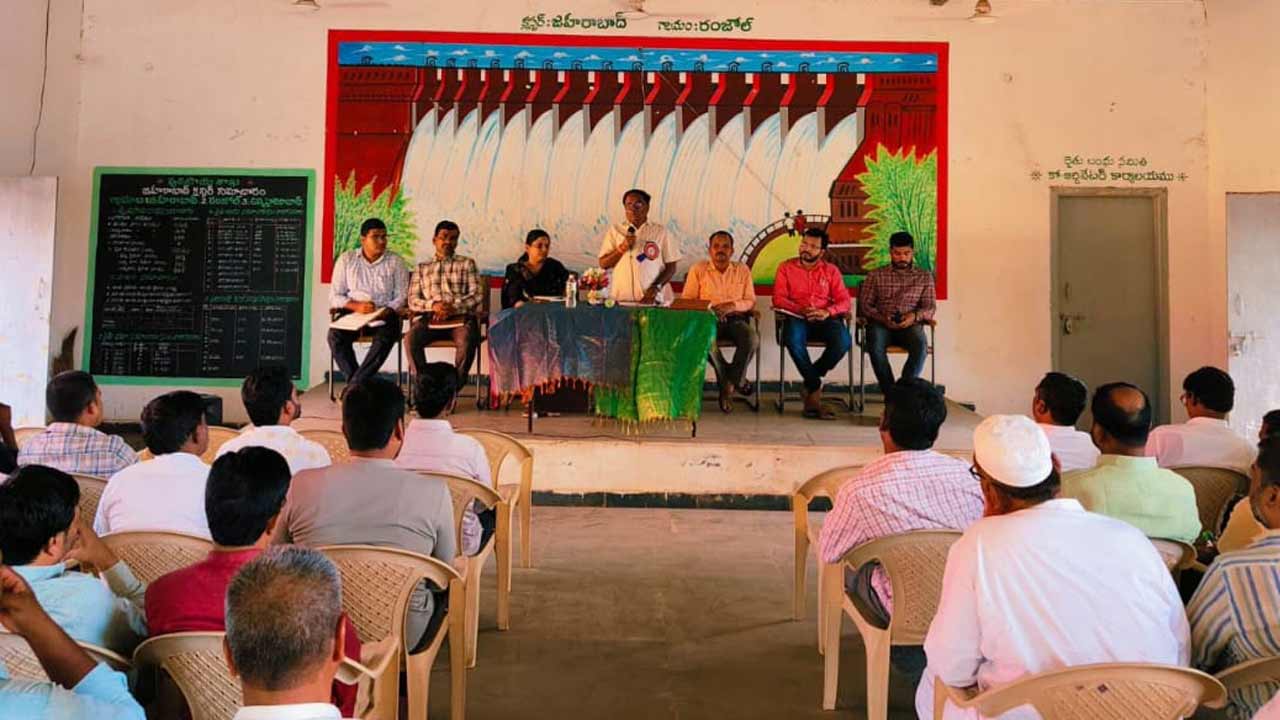 విత్తనాలు, ఎరువులు అధిక ధరలకు అమ్మితే కఠిన చర్యలు తప్పవు : వ్యవసాయాధికారి