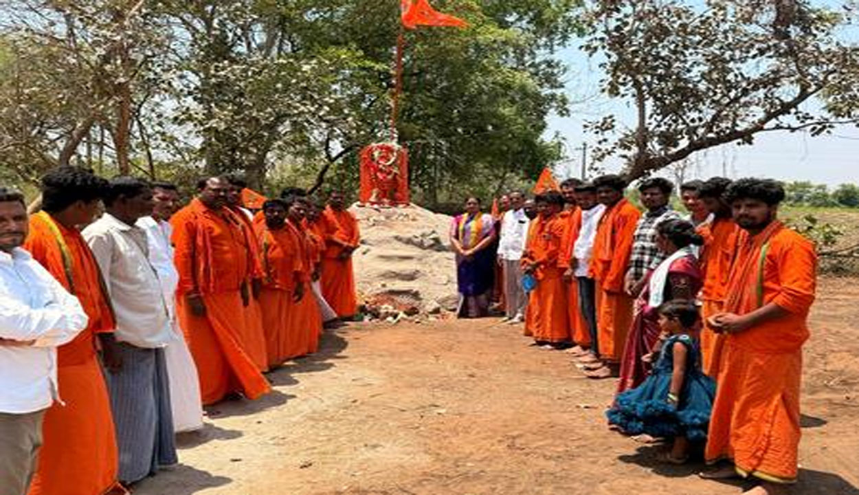SARANGAPOOR | హనుమాన్ ఆలయాల్లో జడ్పీ మాజీ చైర్మన్‌ దావా వసంత ప్రత్యేక పూజలు