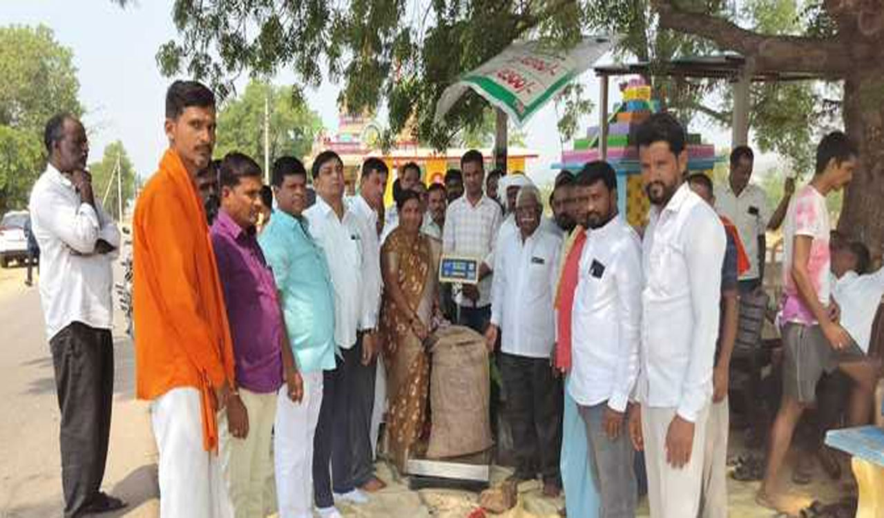 NIZAMABAD | ధాన్యాన్ని కొనుగోలు కేంద్రాల్లోనే విక్రయించాలి