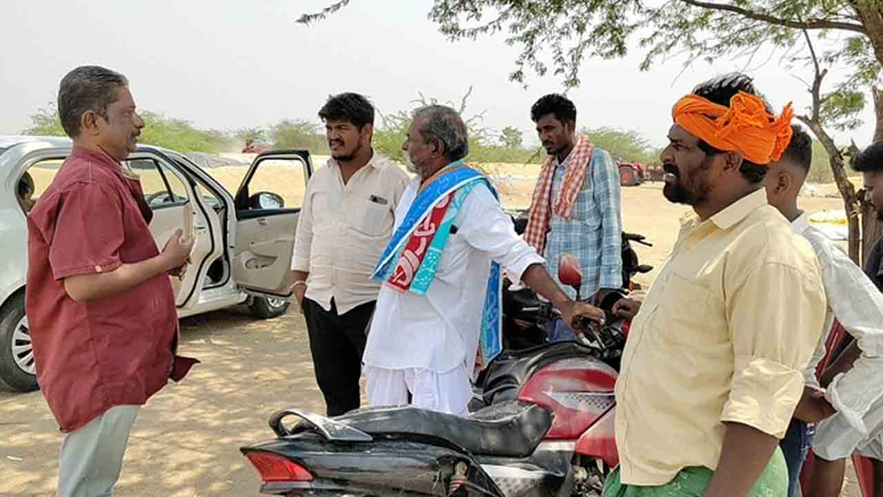 DT inspection | కొనుగోలు కేంద్రాలను పరిశీలించిన డీటీ.. సంబంధిత అధికారులు లేకపోవడంతో ఆగ్రహం