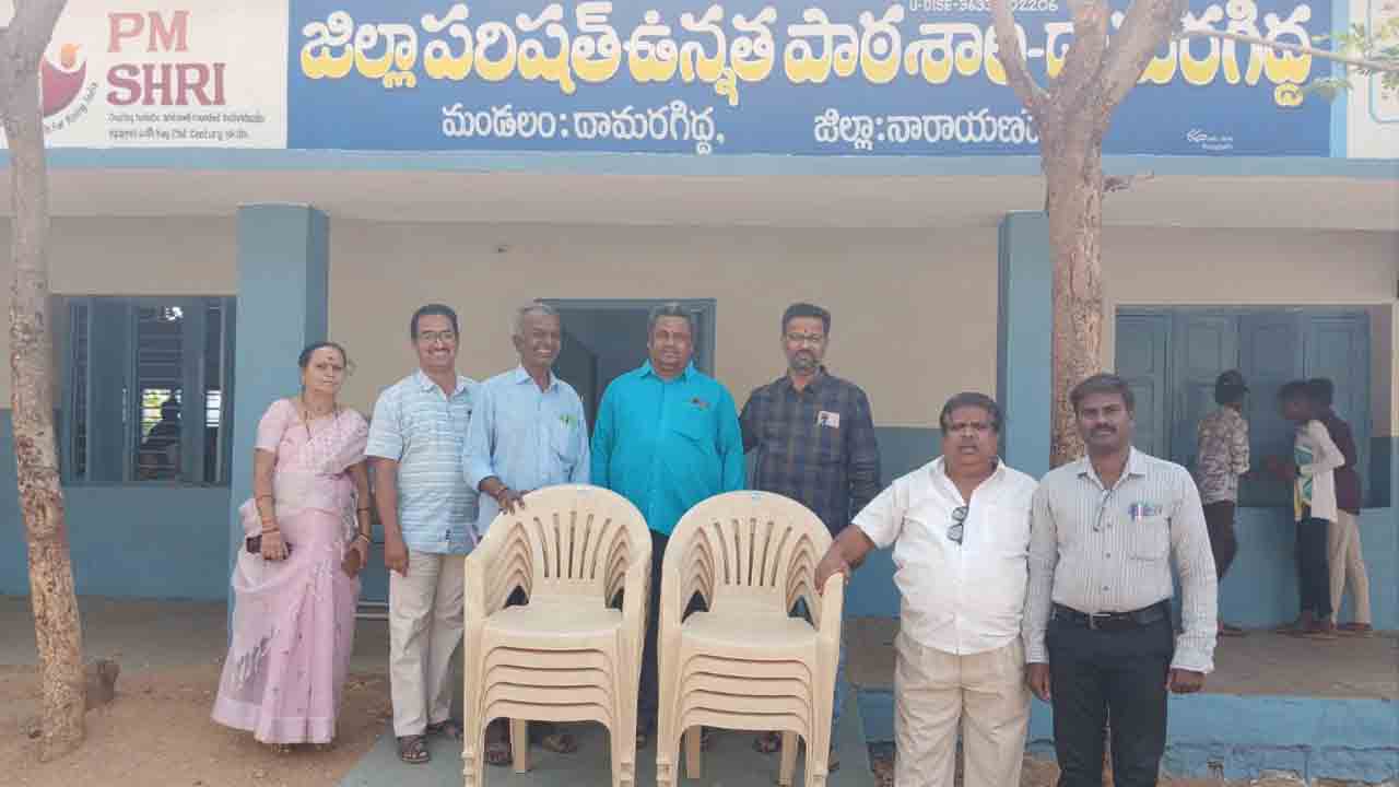పాఠశాలకు కుర్చీలు అందజేసిన పూర్వ విద్యార్థులు