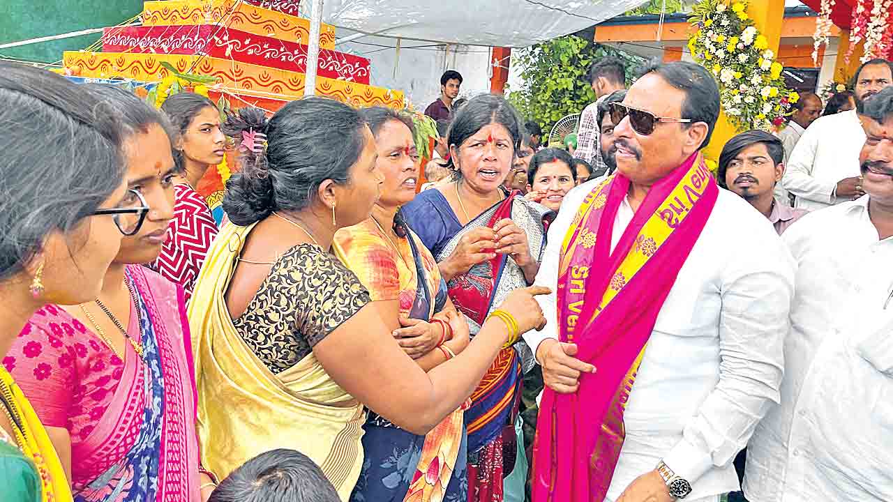 బస్తీల్లో గంజాయి మత్తు..