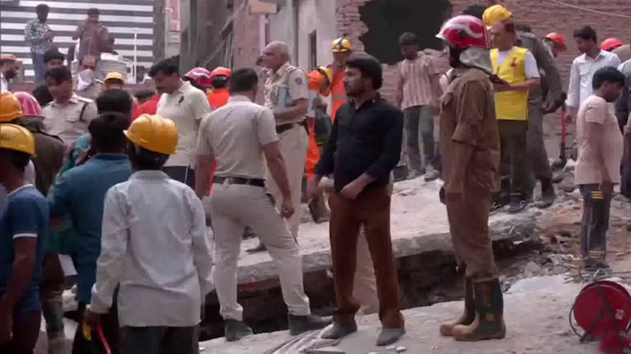 Building Collapses | తూర్పు ఢిల్లీలో కుప్పకూలిన భవనం.. నలుగురు మృతి.. మరికొందరు చిక్కుకున్నట్లుగా అనుమానం..!
