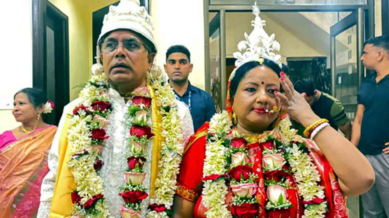 Dilip Ghosh | 60 ఏళ్ల వయసులో ప్రేయసిని పెళ్లాడిన బీజేపీ నేత.. ఫొటోలు వైరల్‌