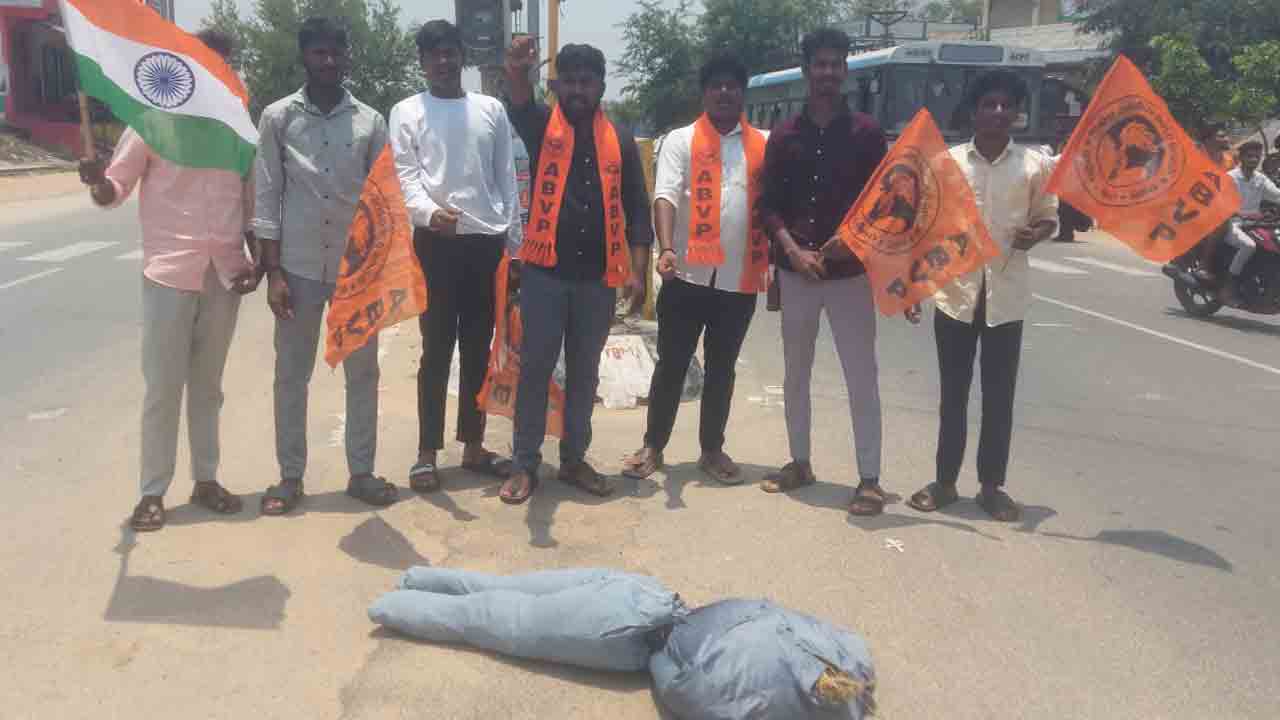 వెల్దండలో ఉగ్రవాదుల దిష్టిబొమ్మ దగ్ధం