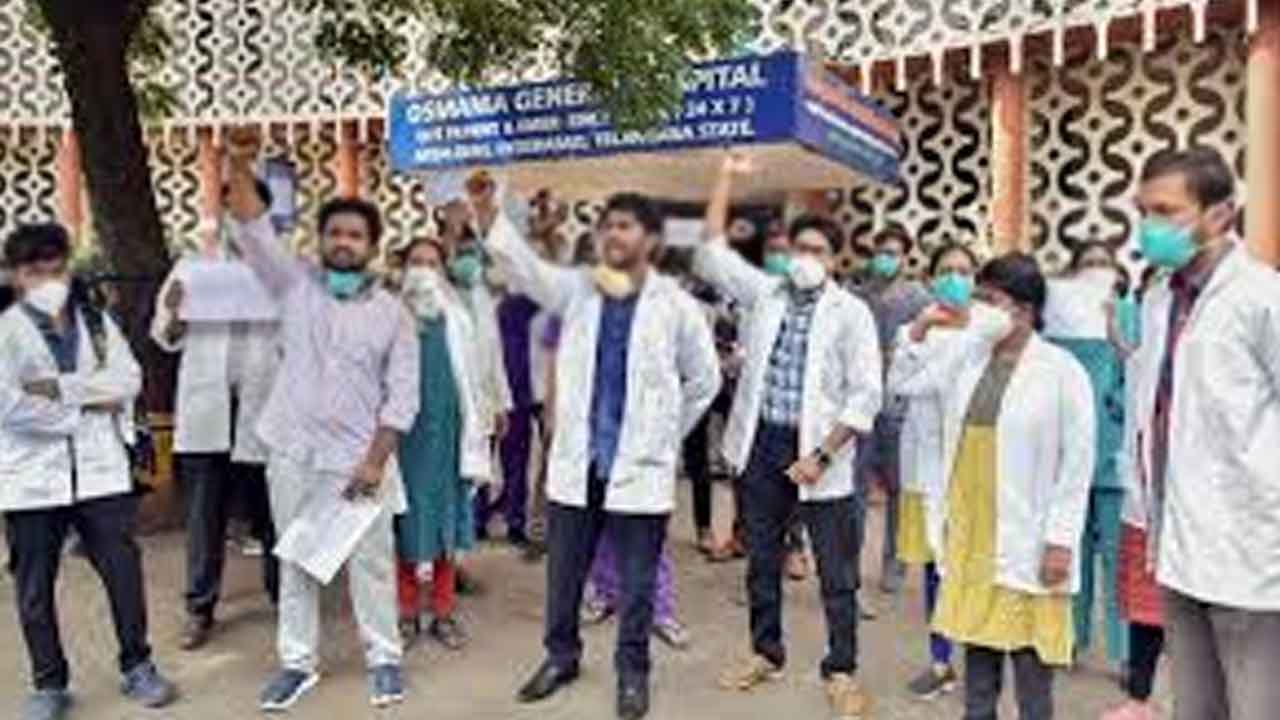 డీఎంహెచ్‌వోపై దౌర్జన్యం దారుణం