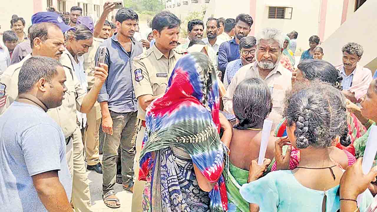 Double Bedroom House | రచ్చకెక్కిన డబుల్‌ బెడ్రూం లొల్లి.. చిన్నగూడూరులో తాళాలు పగులగొట్టి ఇండ్లలోకి చేరిన లబ్ధిదారులు