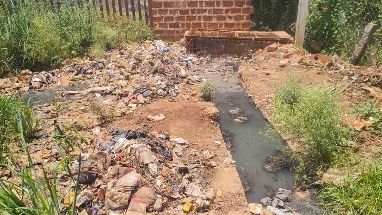 Drainage Water |  ‘రోడ్లపైకి మురికి నీరు వస్తుంది.. శుభ్రం చేయండి సారూ’