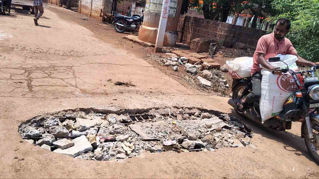 Drainage canal slab | మురుగు కాలువ స్లాబ్ ధ్వంసం.. గ్రామస్తుల రాకపోకలకు తీవ్ర ఇబ్బందులు