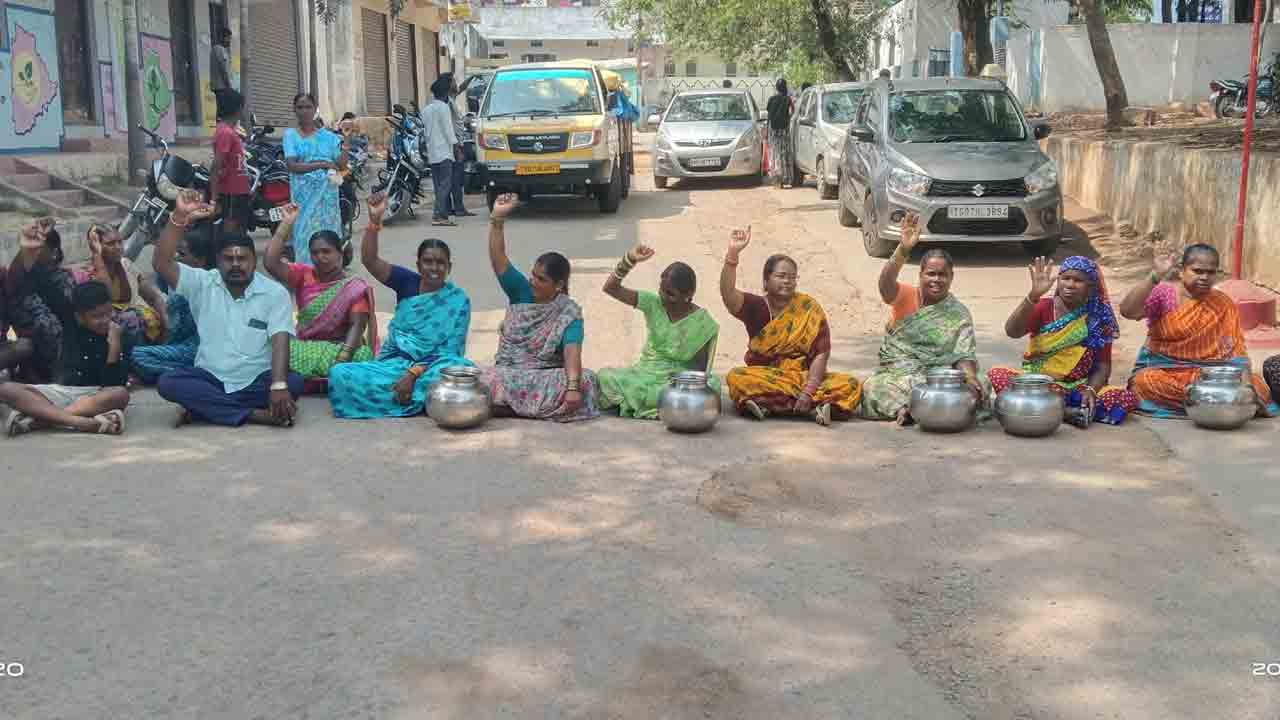 Drinking Water | మంచి నీళ్ల కోసం రోడ్డెక్కిన లాల్‌గడి మలక్‌పేట వాసులు