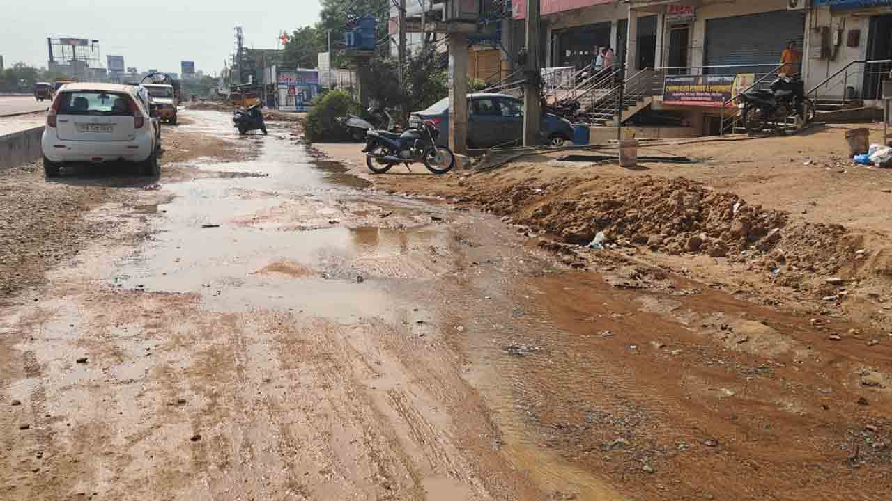 Drinking Water | తాగునీరు రహదారి పాలు.. 34 రోజులుగా తాగునీరు బంద్‌