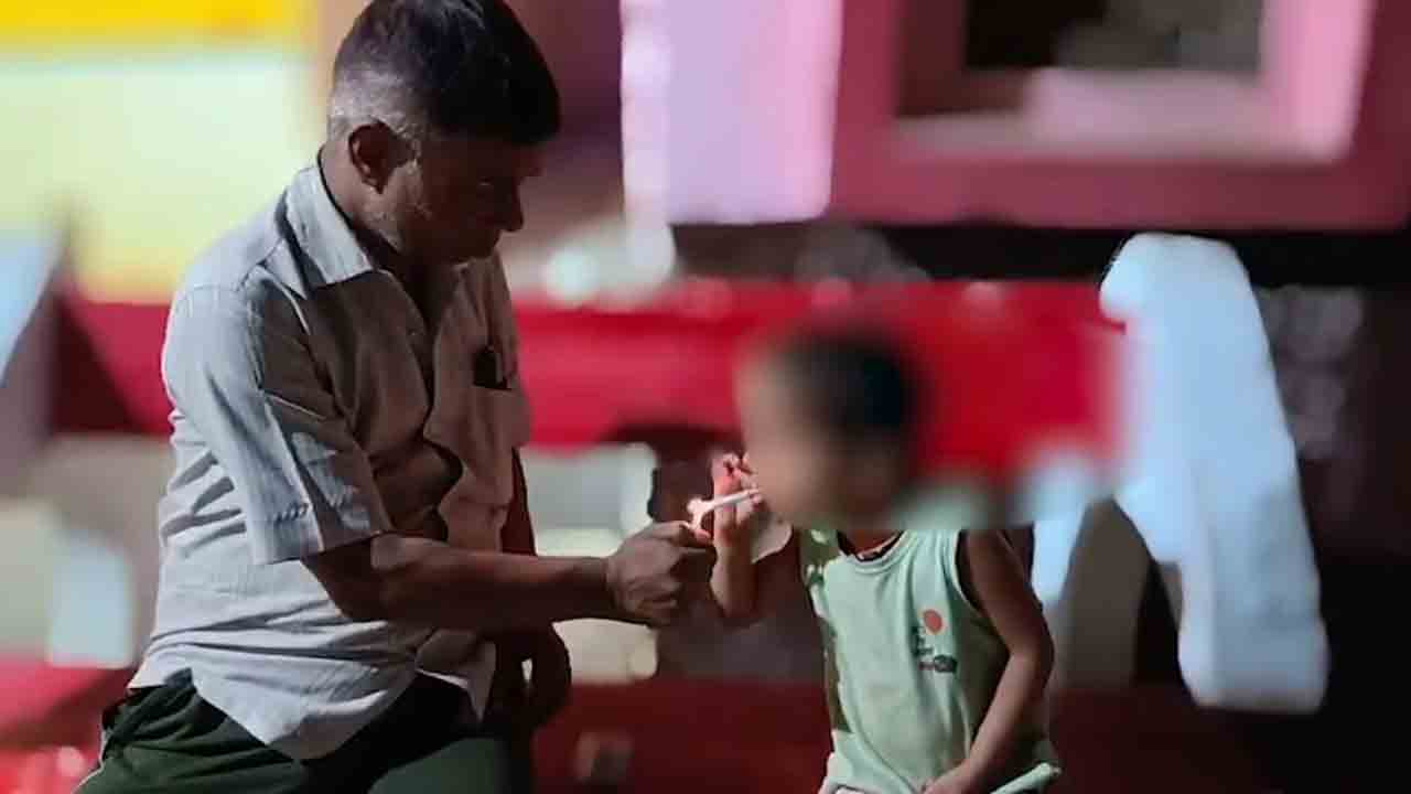 Watch: దగ్గుతున్న చిన్నారికి.. సిగరెట్‌తో వైద్యం చేసిన డాక్టర్‌.. స్మోక్‌ చేయించిన వీడియో వైరల్‌