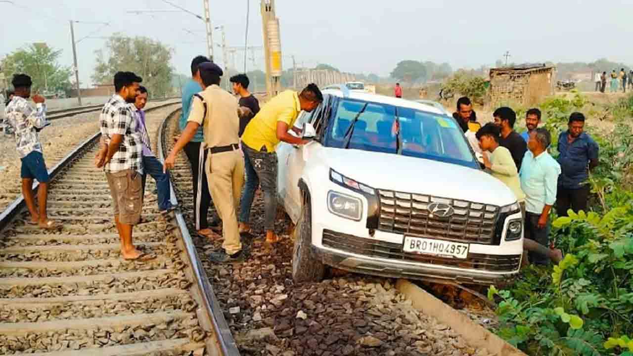 Man Drives Onto Railway Tracks | గూగుల్ మ్యాప్‌ను ఫాలో అయ్యి.. రైలు పట్టాలపైకి   కారును నడిపిన వ్యక్తి
