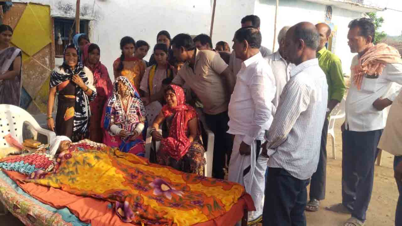 EX MLA Anjaiah Yadav | బద్రునాయక్ కుటుంబానికి మాజీ ఎమ్మెల్యే అంజయ్యయాదవ్‌ పరామర్శ