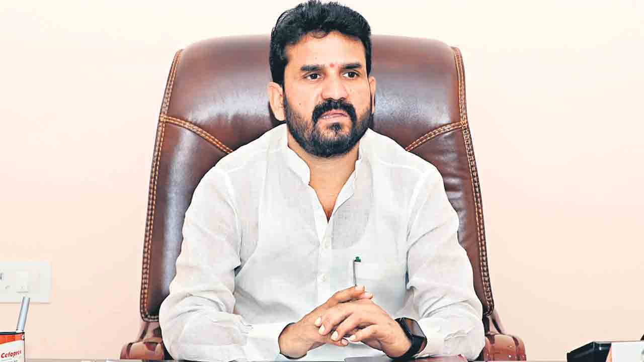 Methuku Anand | రాజేశ్వర్ రెడ్డి తొందరగా కోలుకోవాలి.. ఎమ్మెల్యేను హాస్పిటల్‌లో పరామర్శించిన మెతుకు ఆనంద్